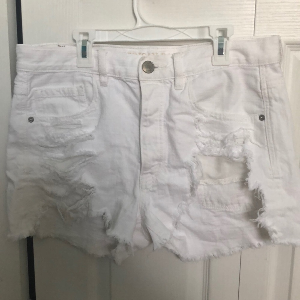 Size 6 White American Eagle distressed jean shorts